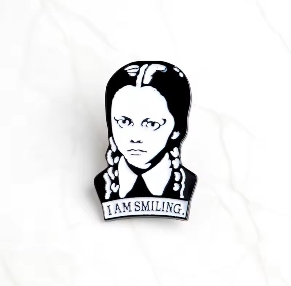 Pin Broche Alfiler Insignia de Metal Para Ropa de Merlina Locos Addams