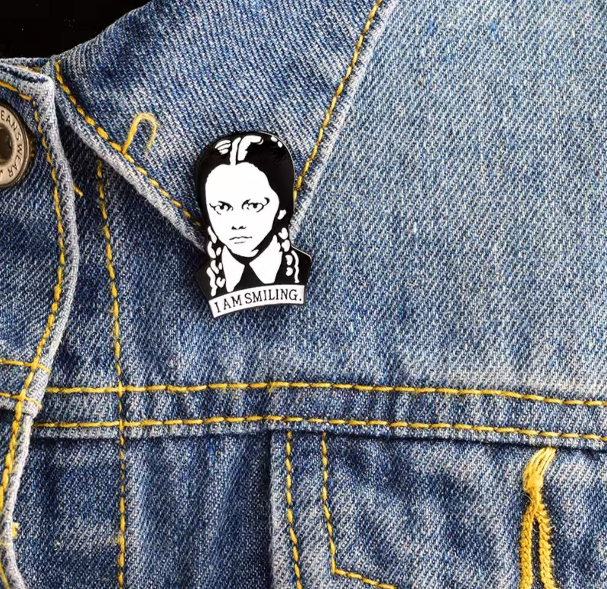 Pin Broche Alfiler Insignia de Metal Para Ropa de Merlina Locos Addams