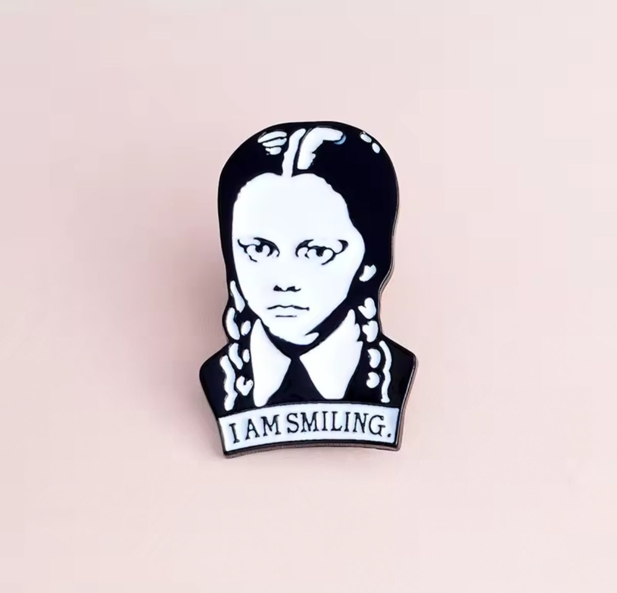 Pin Broche Alfiler Insignia de Metal Para Ropa de Merlina Locos Addams