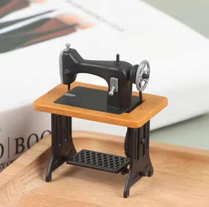 Mini Maquina de Coser Decoracion Casa Muñecas 1ud. Cafe Claro